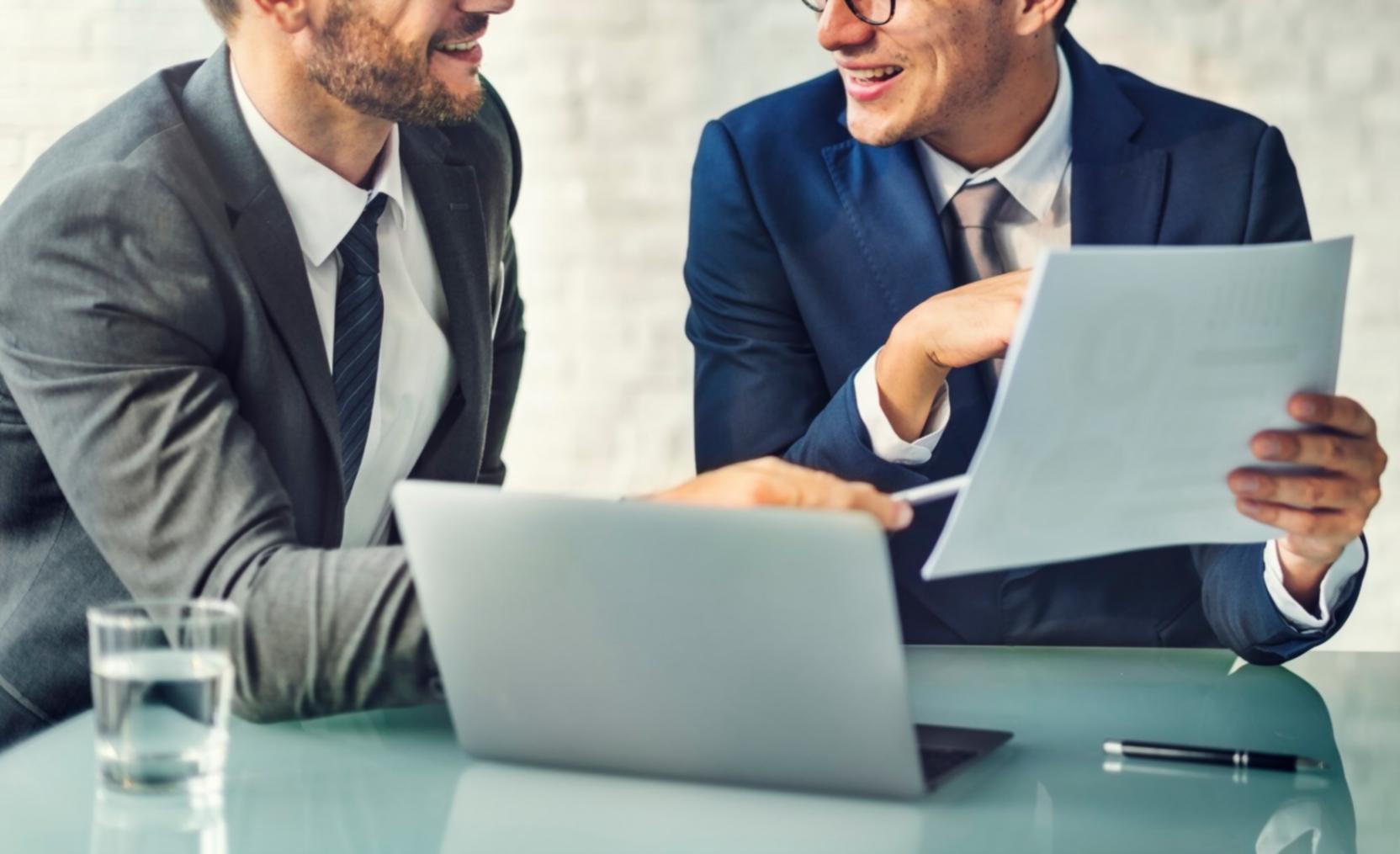 Equipo de consultores financieros trabajando en estrategia empresarial